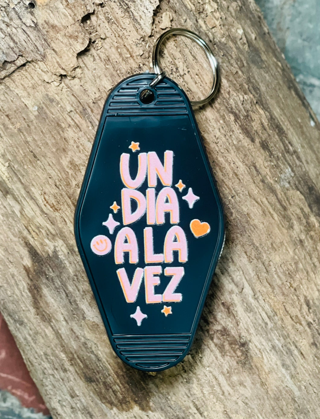 Un Dia A La Vez Retro Motel Keychain